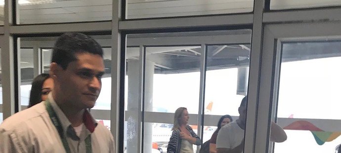 Hvězdný útočník PSG Neymar na letišti v Brazílii, kde se podrobí operaci zranění nohy