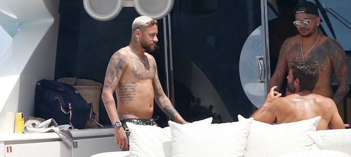 Na dovolené s přáteli Neymar nevypadal v ideální formě