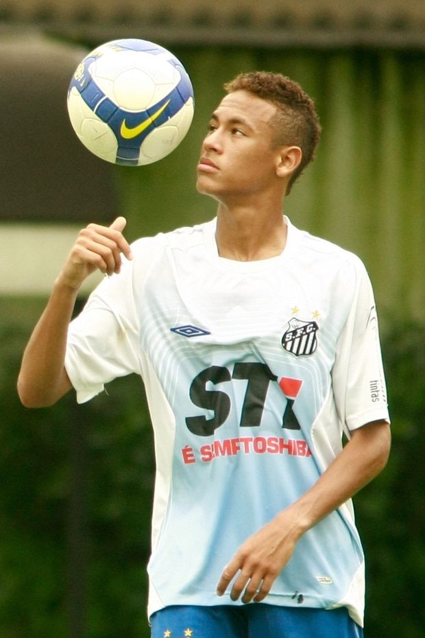 Neymar když mu bylo šestnáct let. Válel v dresu Santosu Neymar když mu bylo šestnáct let. Válel v dresu Santosu