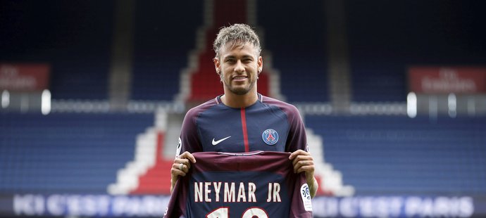 Brazilec Neymar přestoupil do PSG za 5,8 miliardy korun. Za jak dlouho ho fanoušci kupováním dresů vykoupí?
