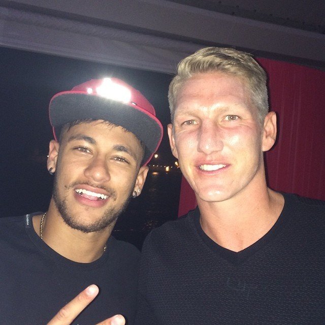 Brazilec Neymar se na jedné z párty potkal s Němecem Bastianem Schweinsteigerem