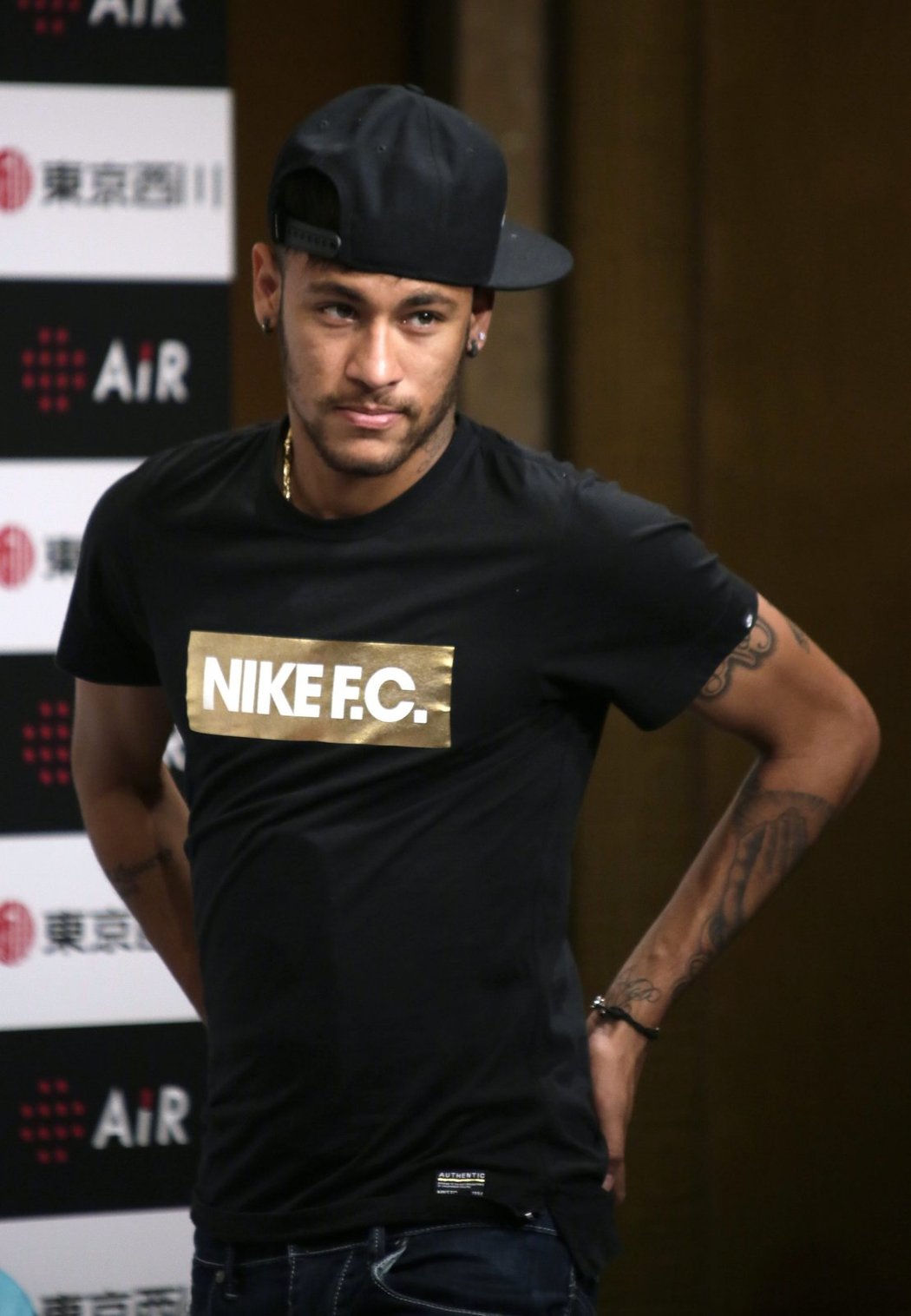 Brazilec Neymar se během reklamní akce v Japonsku za bolavá záda často chytal