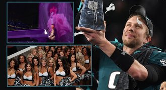 Žhavý Super Bowl. Timberlake uctil Prince, zářila Pink i ex-přítelkyně Ronalda