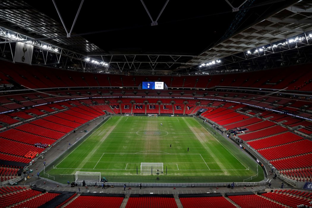 Hrací plocha ve Wembley dostala zápasem NFL hodně zabrat a na zápas Premier League mezi Tottenhamem a Manchesterem City nebyl v optimálním stavu