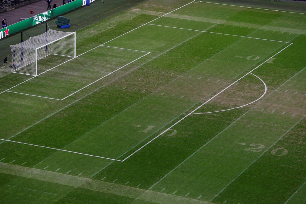 Hrací plocha ve Wembley dostala zápasem NFL hodně zabrat a na zápas Premier League mezi Tottenhamem a Manchesterem City nebyl v optimálním stavu