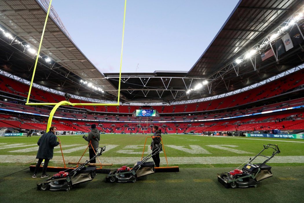 Trávníkáři neúnavně pracují na hrací ploše ve Wembley