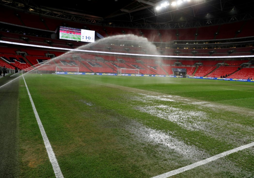 Hrací plocha ve Wembley dostala zápasem NFL hodně zabrat a na zápas Premier League mezi Tottenhamem a Manchesterem City nebyl v optimálním stavu