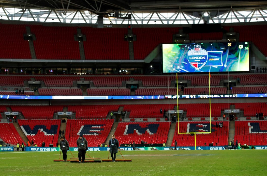 Trávníkáři neúnavně pracují na hrací ploše ve Wembley