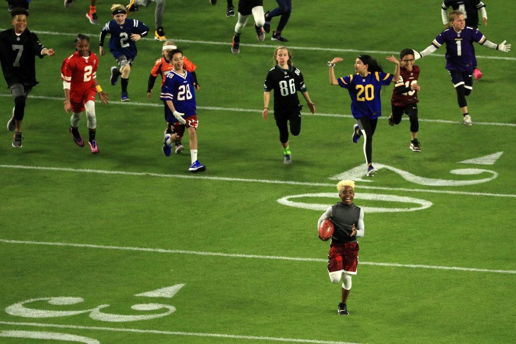 Takřka tříminutový spot vyvrcholil překlenutím do reálného času, kdy Young donesl míč na trávník Hard Rock Stadium v Miami, kde o pár hodin později předvedl Kansas skvělý obrat a po 50 letech mohl díky pravačce Patricka Mahomese juchat se slavnou Lombardi Trophy. 