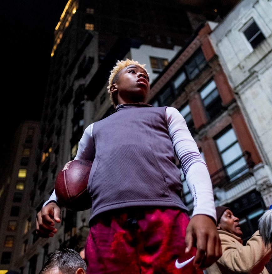 &#34;Take it to the house, kid,&#34; křičí ve videu na mladíka největší persony NFL včetně defenzivního tacklea Los Angeles Rams Aarona Donalda, runningbacků Christiana McCaffreyho (Carolina) a Saquona Barkleyho (New York Giants) či Alvina Kamary a Dreew Breese, ústředních to hybatelů ofenzivy New Orleans.