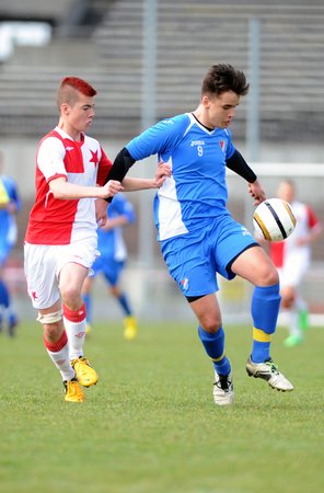 Nicolas Husenský (vlevo) ze Slavie se snaží zastavit Mária Telnára z Baníku ve finále Nike Premier Cupu