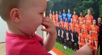 VIDEO: Zázračné batole zná nazpaměť celý tým Oranjes!