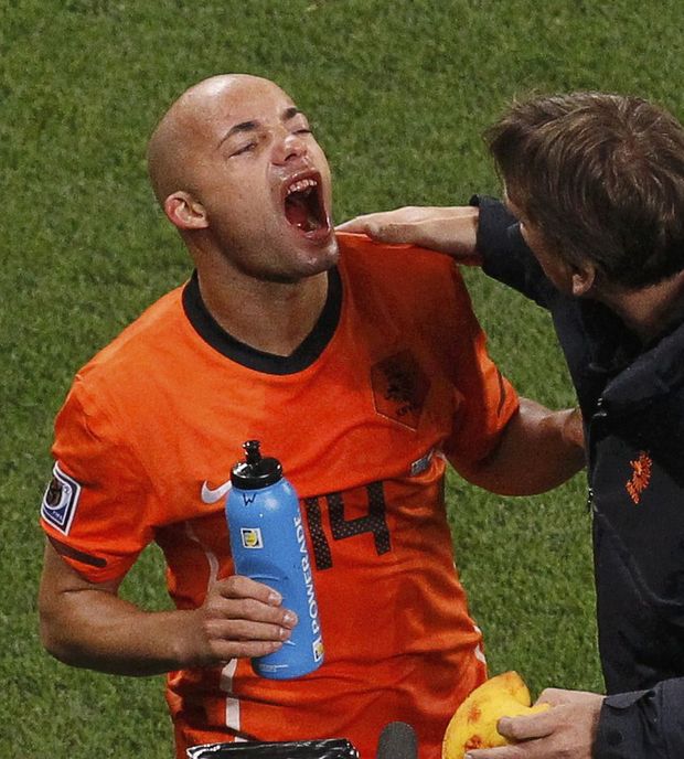Nizozemský fotbalista Demy de Zeeuw po zásahu kopačkou od uruguayského soupeře. Nizozemský fotbalista Demy de Zeeuw po zásahu kopačkou od uruguayského soupeře.