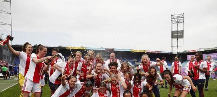 Fotbalistky Ajaxu Amsterdam oslavují zisk mistrovského titulu
