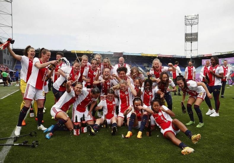 Fotbalistky Ajaxu Amsterdam oslavují zisk mistrovského titulu