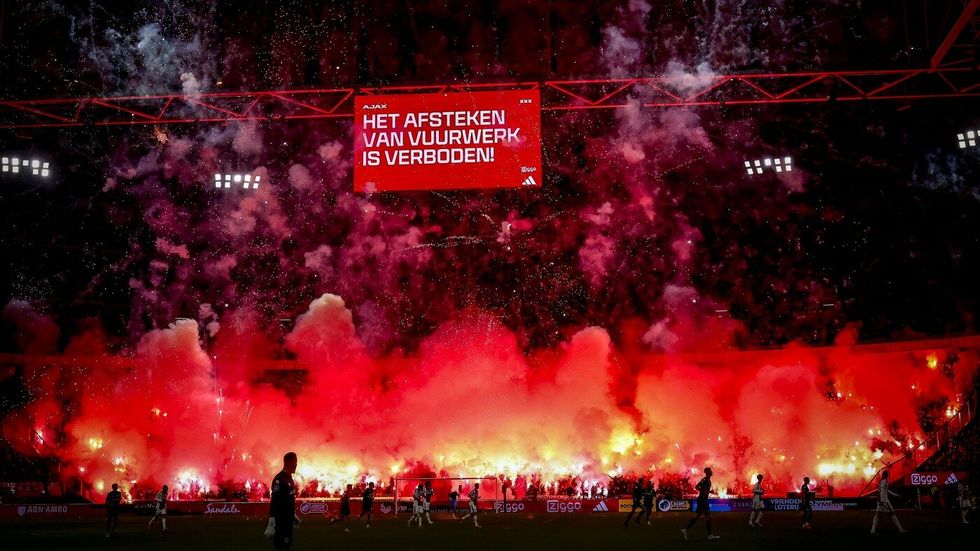 Zápas Ajaxu proti Groningenu musel být kvůli pyrotechnice předčasně ukončen