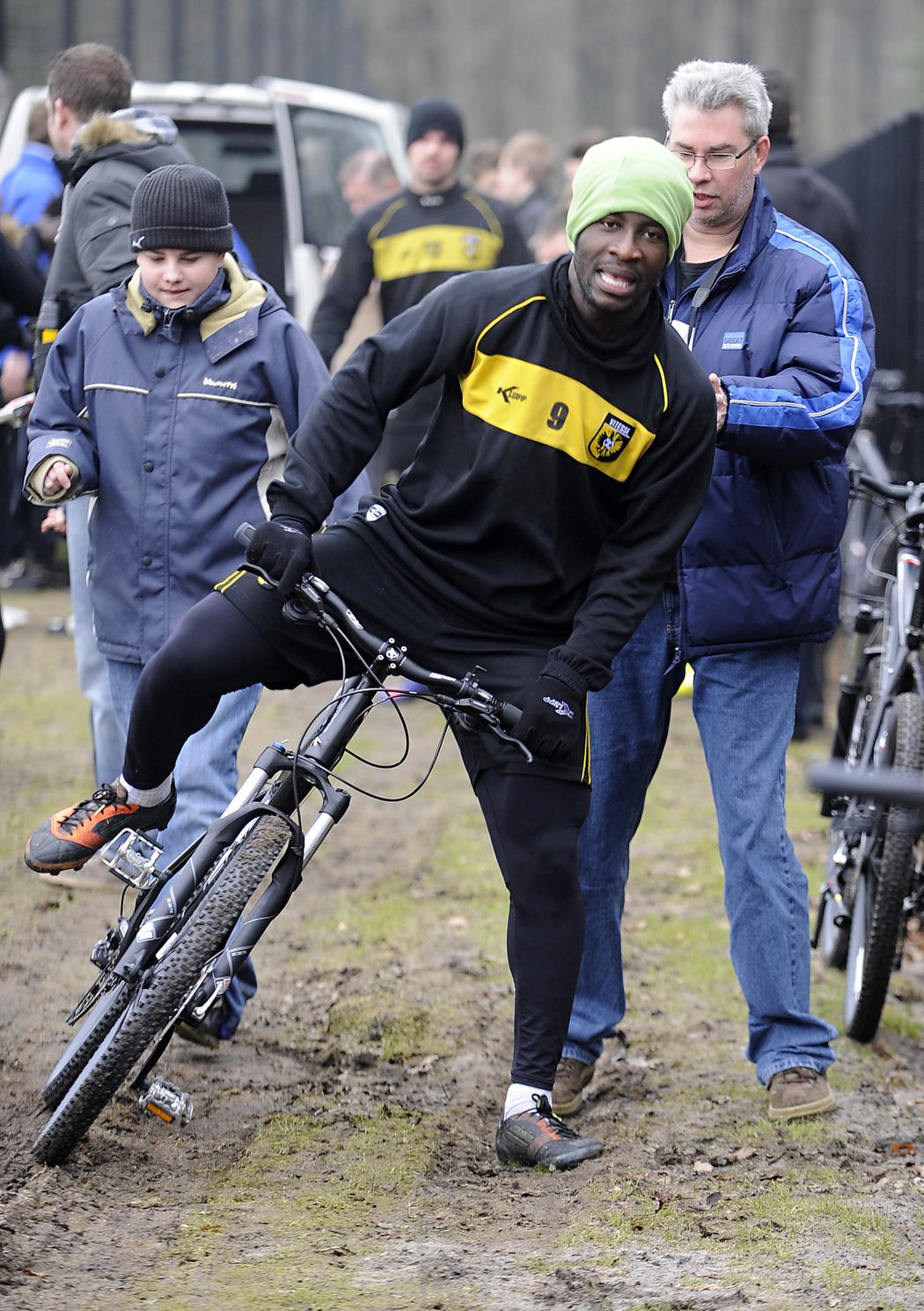 Bony se snaží odjet z tréninku na kole, ale ve všudypřítomném blátě mu to moc nešlo