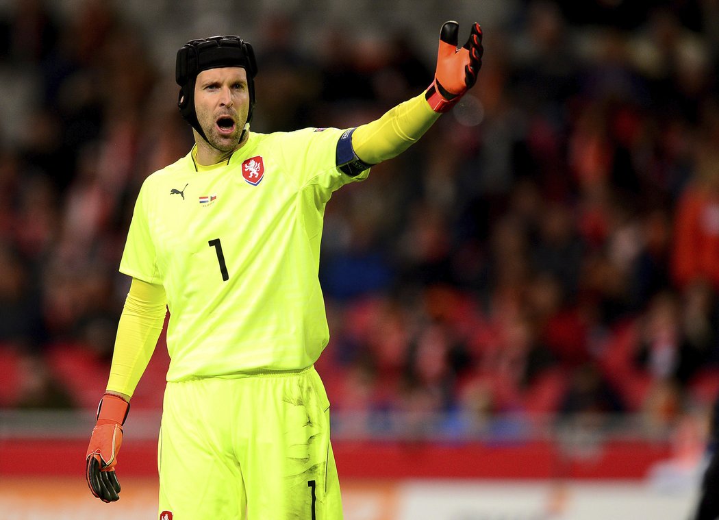 Petr Čech si diriguje obranu v zápase proti Nizozemsku.