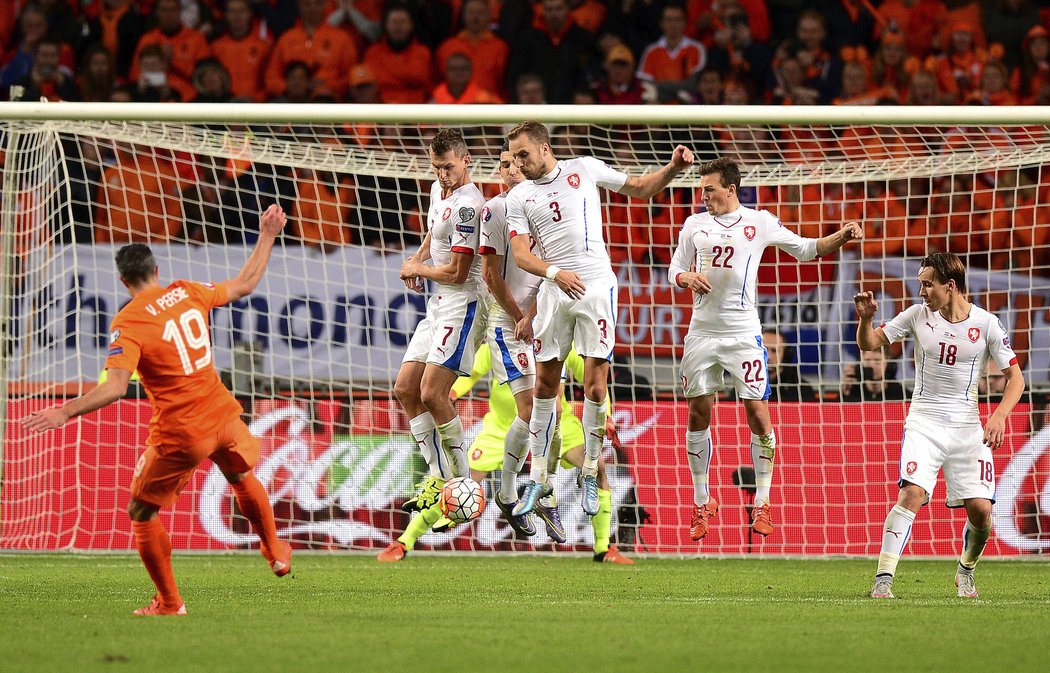 Robin van Persie pálí na českou branku.