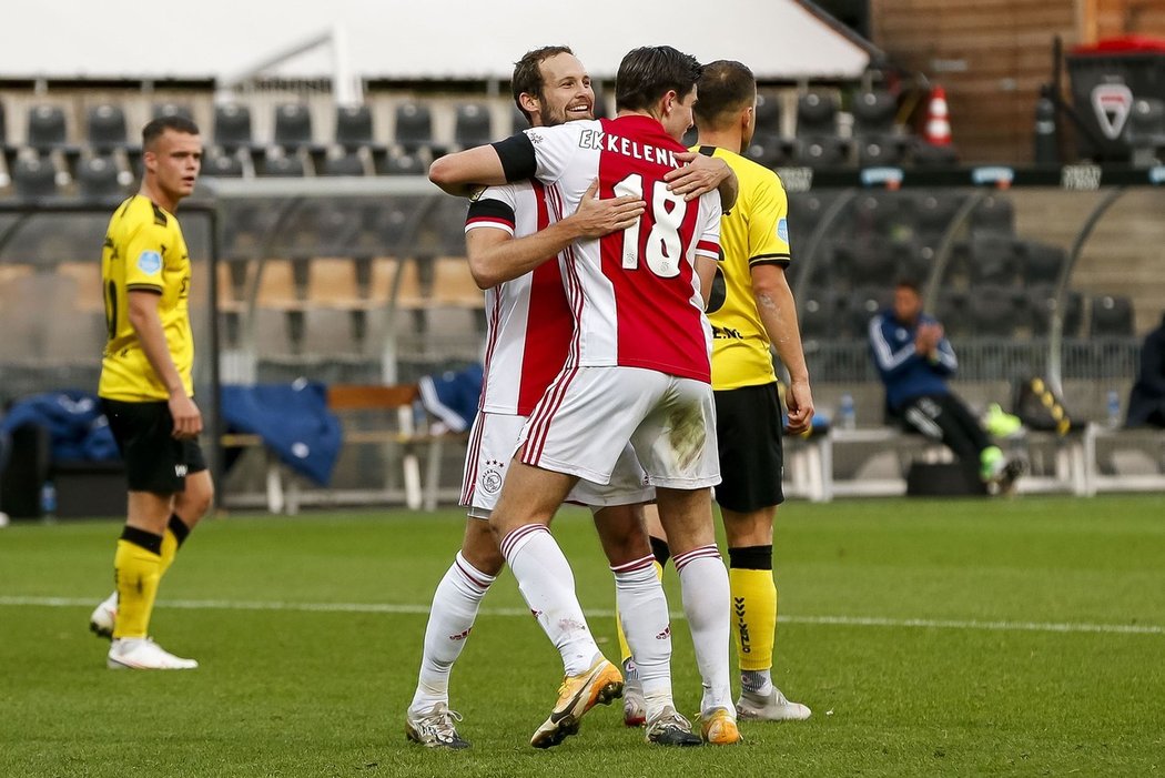 Daley Blind a Jurgen Ekkelenkamp se radují z jedné ze 13 branek v síti Venla