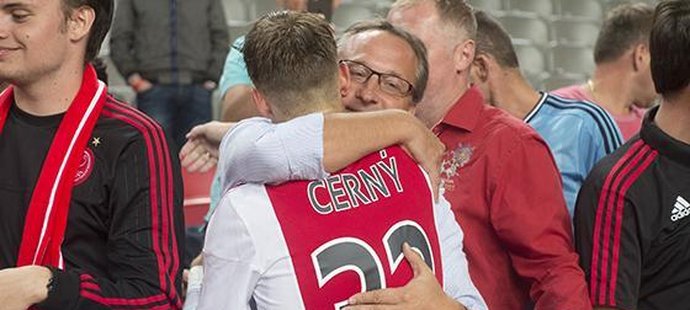 Václav Černý byl po premiéře v dresu Ajaxu šťastný, na stadionu slavil přímo s rodiči.