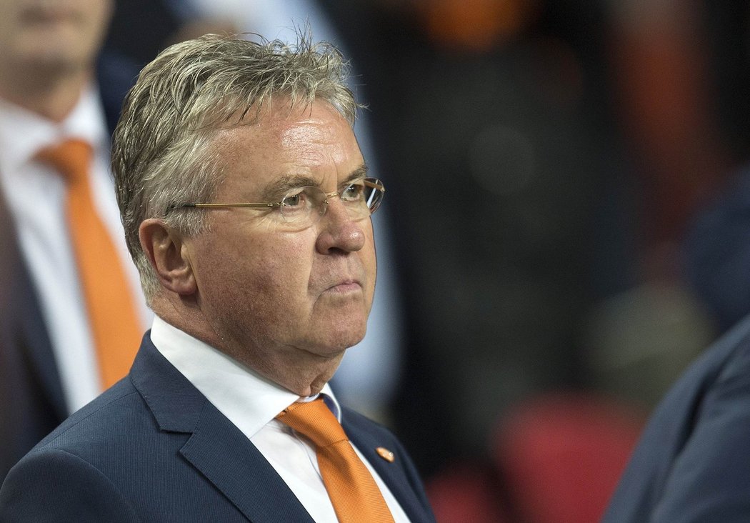 Guus Hiddink nevěřícně zírá na hřiště