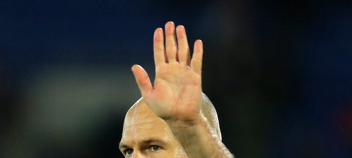 Nizozemec Arjen Robben zdraví diváky po utkání ve Walesu, dal dva góly a Nizozemci vyhráli 3:2