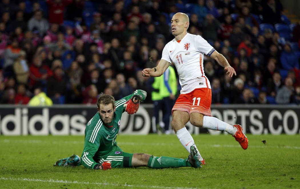 Nizozemec Arjen Robben střílí jeden ze svých dvou gólů při přátelském mezistátním utkání ve Walesu.