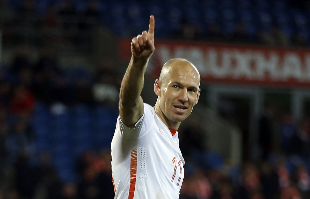 Nizozemec Arjen Robben a jeho radost při utkání ve Walesu, které Nizozemci vyhráli 3:2 a ofenzivní tahoun dal dva góly.