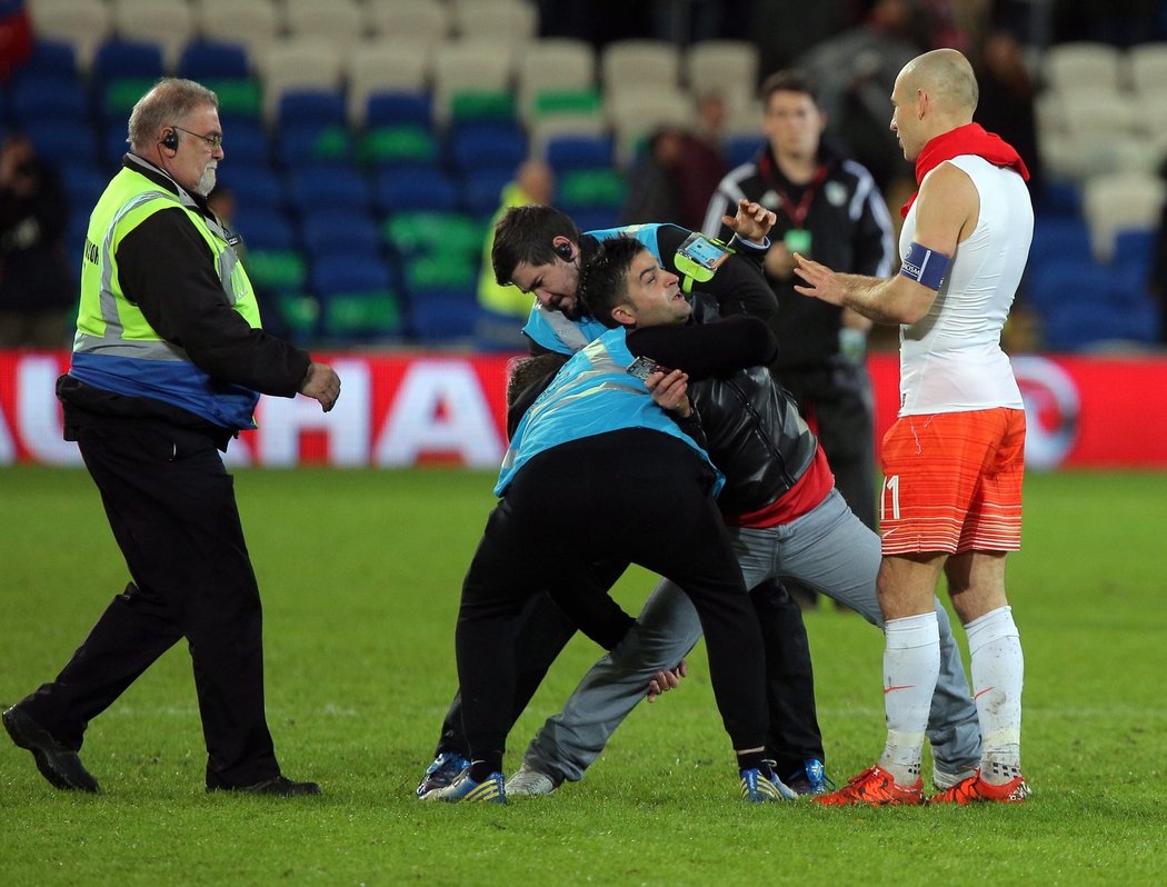 Jeden z fanoušků Walesu si to chtěl po utkání s Robbenem vyřídit. Dát dva góly Walesu, to se nedělá...