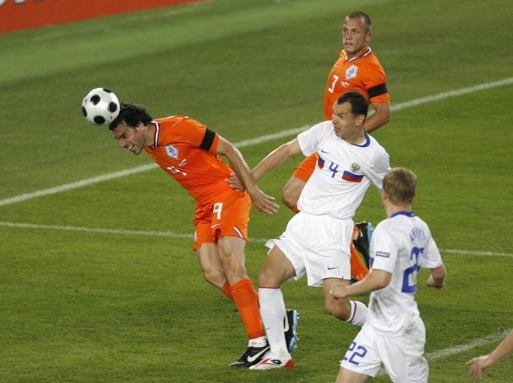 Ruud van Nistelrooy střílí jedinou branku Nizozemska.