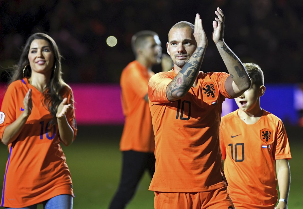 Wesley Sneijder obešel hřiště společně s manželkou a synem