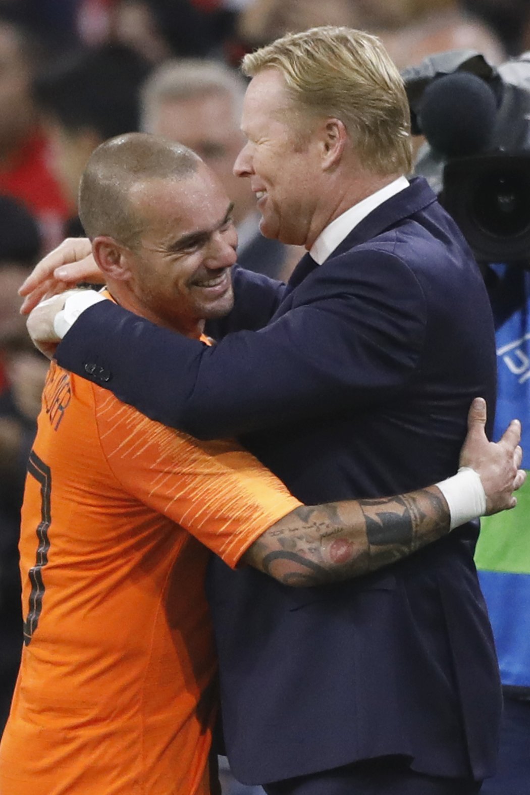 Wesley Sneijder v objetí s trenérem Ronaldem Koemanem