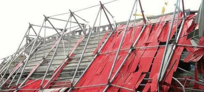 Zřícená střecha stadionu fotbalového Enschede zranila nejméně pět lidí