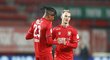 Tyronne Ebuehi (vlevo) a Václav Černý (vpravo) se radují z branky Twente