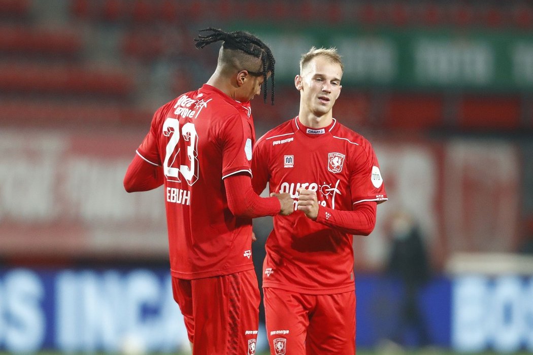 Tyronne Ebuehi (vlevo) a Václav Černý (vpravo) se radují z branky Twente