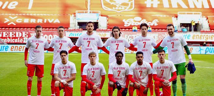 Hráči Twente nastoupili se vzkazem pro zraněného Václava Černého