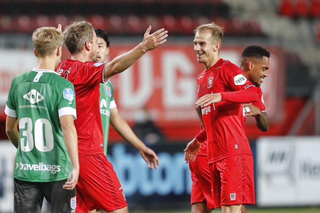 Václav Černý (vpravo) nasbíral za Twente v sedmi zápasech čtyři góly a čtyři nahrávky