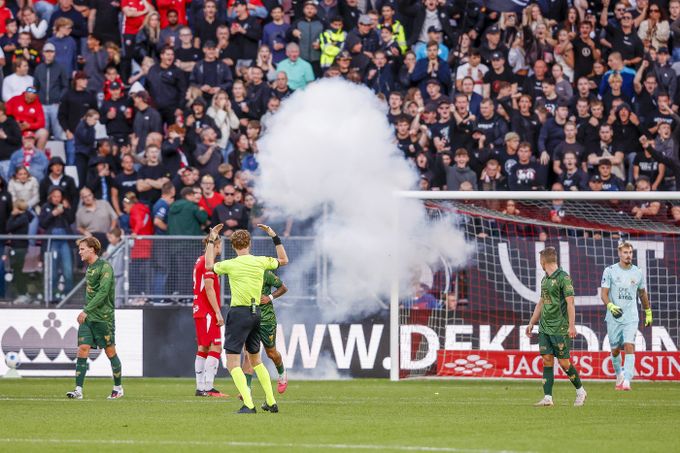 Skandál v nizozemské lize! Výtržnosti fanoušků a pyrotechnika předčasně ukončily zápas Skandál v nizozemské lize! Výtržnosti fanoušků a pyrotechnika předčasně ukončily zápas