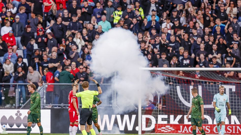 Utkání mezi Utrechtem a Deventerem byl předčasně ukončen kvůli výtržnostem