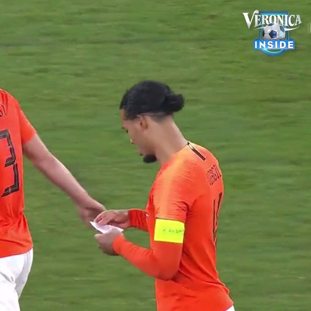 O osudu zápasu s Německem rozhodl van Dijk poté, co dostal ručně psanou poznámku od trenérů...