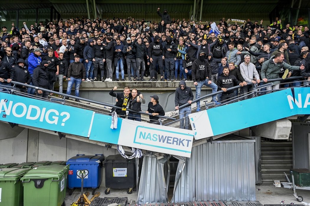 Pod slavícími fanoušky Vitesse se v Nijmegenu zřítila tribuna