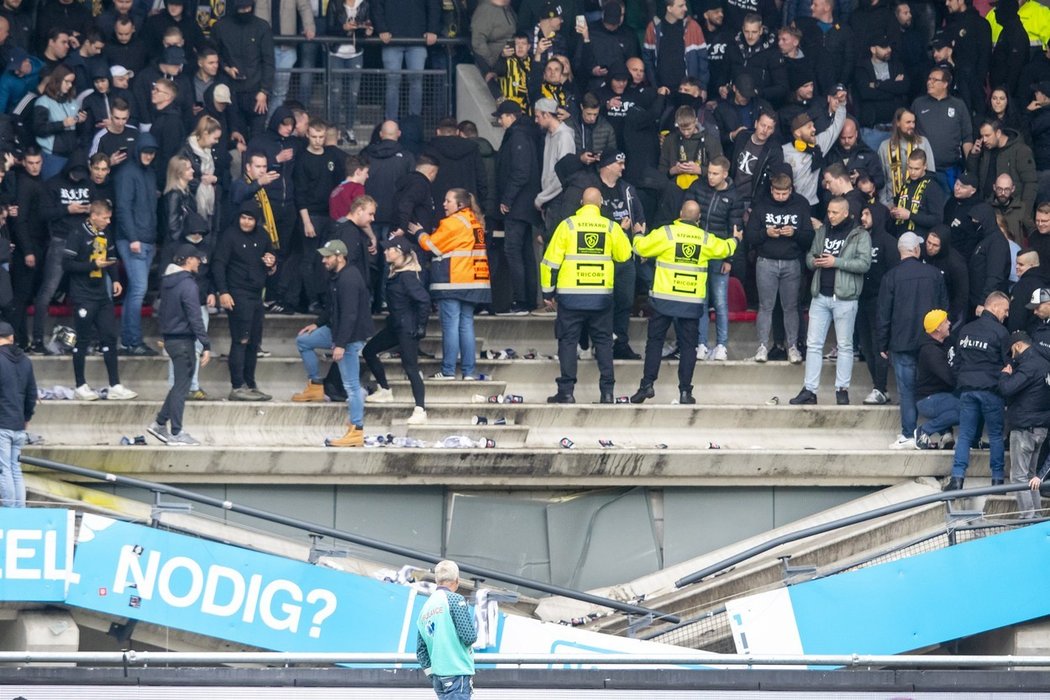 Pod slavícími fanoušky Vitesse se v Nijmegenu zřítila tribuna