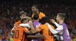 Oranžové nadšení po gólu Denzela Dumfriese