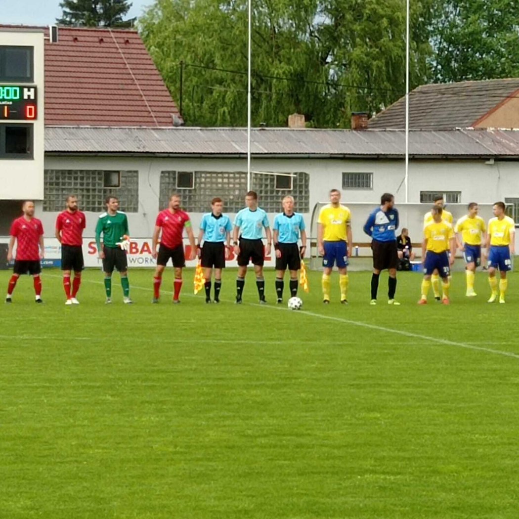 V I.B třídě Plzeňského kraje dostali šanci mladí rozhodčí, kteří v sedmnácti letech odpískali povedený zápas mezi Dobřany a Měcholupy