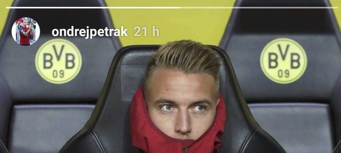 Ondřej Petrák z Norimberku zveřejnil na svém instagramu fotografii z lavičky náhradníků v Dortmundu. Nicméně kvůli zranění nebyl ani mezi náhradníky