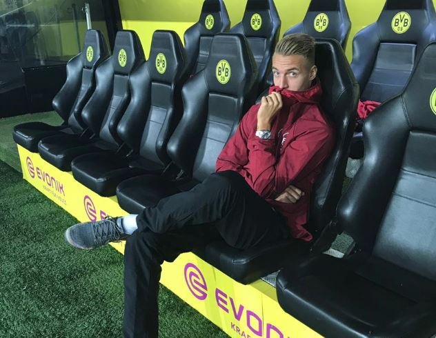 Ondřej Petrák kvůli poraněnému krku nemohl v dresu Norimberku vyběhnou k zápasu proti Dortmundu
