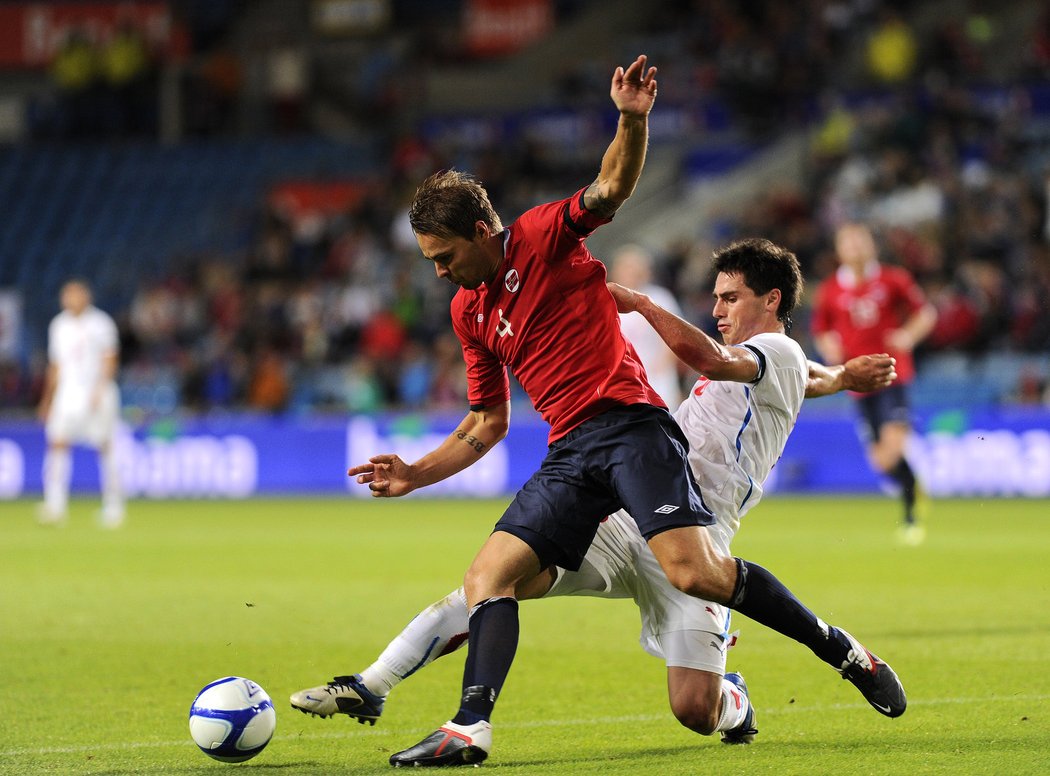 Kamil Vacek se snaží  o míč obrat Demidova.