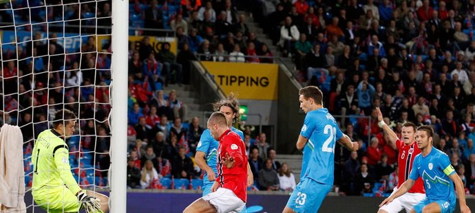 Norský gólman Rune Jarstein inkasuje gól v zápase kvalifikace MS 2014 se Slovinskem