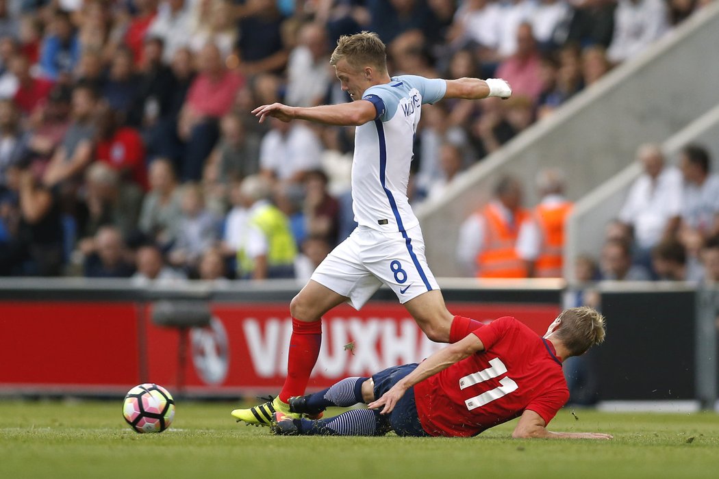 Norský talent Martin Ödegaard ve skluzu v utkání proti Anglii